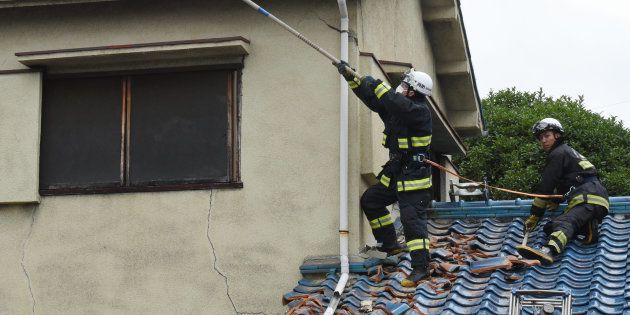 地震の影響で破損した住宅の屋根＝１８日午前、大阪府茨木市 