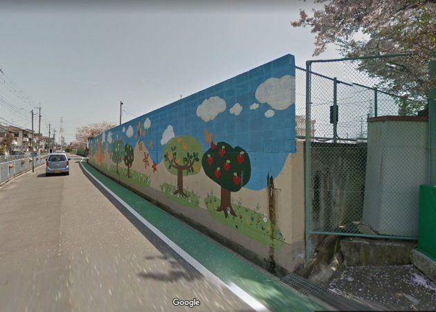倒壊前の寿栄小学校のブロック塀（Googleストリートビューより）