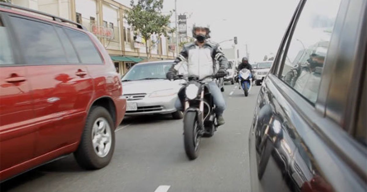 バイクの すり抜け は安全なのか危険なのか ハフポスト