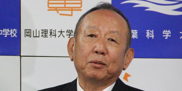 記者会見する加計孝太郎氏＝岡山市