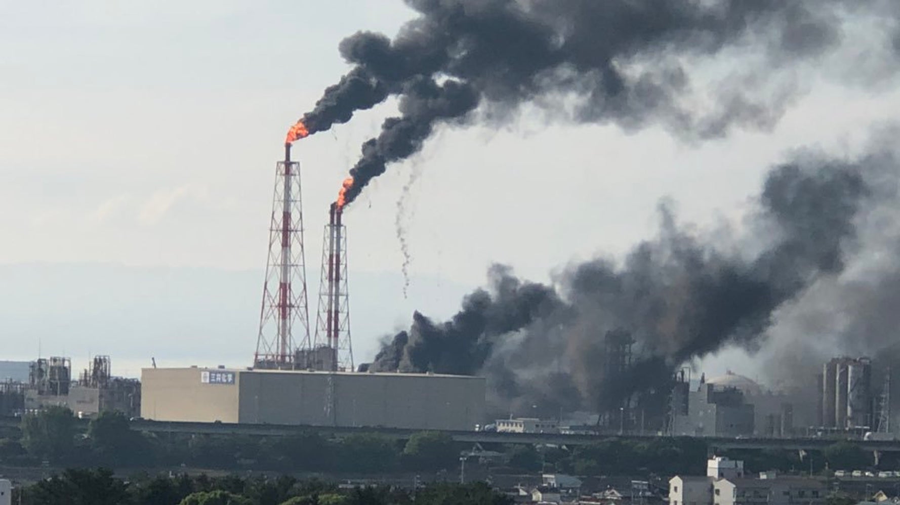 三井化学大阪工場で火災 大量の煙が石油コンビナートを覆う 写真 動画 ハフポスト