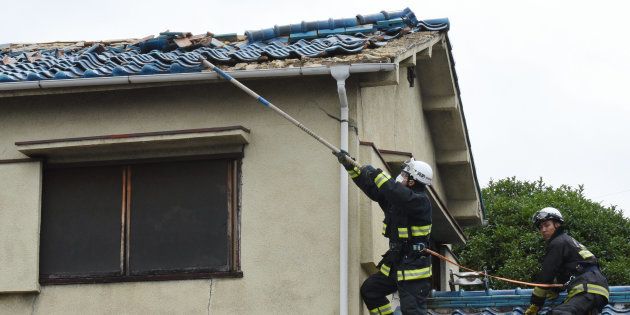 地震の影響で破損した住宅の屋根＝6月18日午前、大阪府茨木市