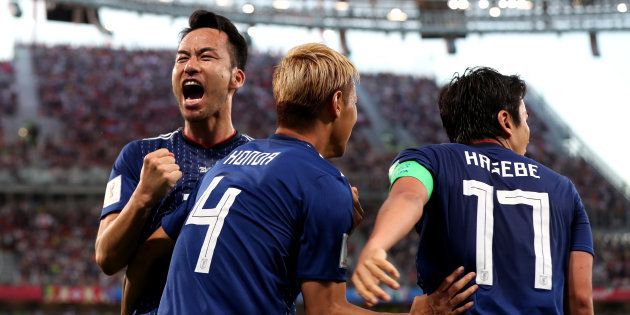 本田の同点ゴールを喜ぶ日本代表チーム (Photo by Clive Rose/Getty Images)