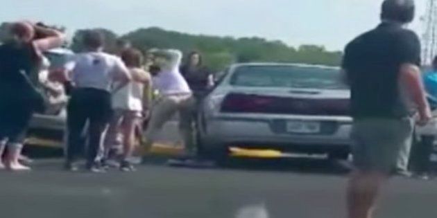 炎天下の車内に放置された子供 女性が必死の救出 動画 ハフポスト News