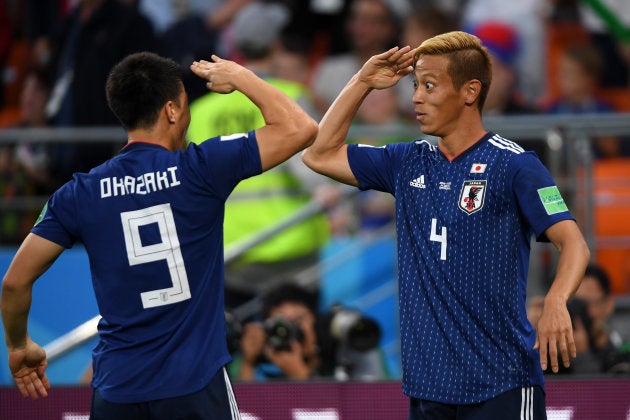 得点後、3年ぶりに敬礼ポーズをする本田と岡崎(Photo by Mike Hewitt - FIFA/FIFA via Getty Images)