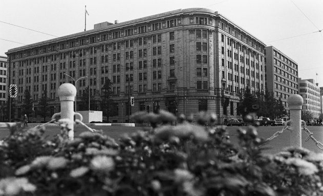 東京・丸ノ内の一角にあった日本郵船の本社ビル（郵船ビルディング）。日本の近代ビルの草分けとなった。1923年（大正12年）5月26日竣工、1976年（昭和51年）3月解体。撮影日：1964年10月