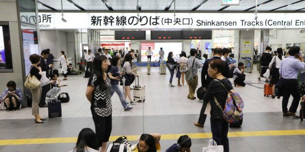 地震の影響で運転再開のめどが立たず、新幹線の改札前で途方に暮れる利用客＝１８日午前９時１９分、ＪＲ新大阪駅 