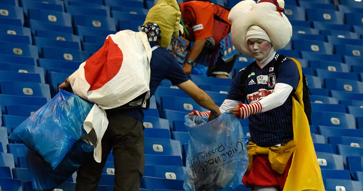 彼らは敗者でないことを証明した 涙の敗戦後 ゴミ拾いをする日本サポーターに感動広がる ハフポスト