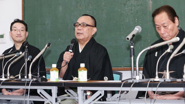 落語家の桂歌丸さんの死去を受けて記者会見する落語芸術協会会長代行の三遊亭小遊三さん（中央）ら＝３日午前、東京都新宿区