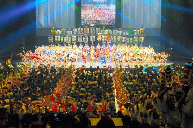 昨年８月１１日の前夜祭。３３の有名連の踊り手が迫力ある踊りを見せた＝徳島市