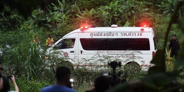 救助された少年らを乗せたとみられる救急車が洞窟の近くから走っていった＝7月8日、タイ・チェンライ