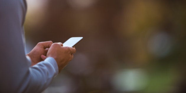 スマホ操作だけでキャリア変更が可能に ドコモやソフトバンクが導入予定の Esim とは ハフポスト