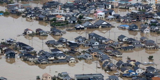 大雨により浸水した街並み＝８日午前、岡山県倉敷市上空（時事通信社ヘリコプターより） 撮影日：2018年07月08日