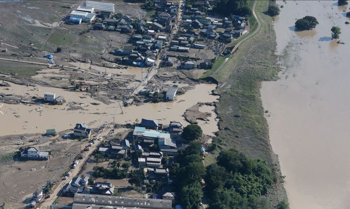 水位が下がり、市街地への水の流れが止まった鬼怒川（右）。中央は決壊した堤防＝ 2015年09月11日午後3時20分、茨城県常総市