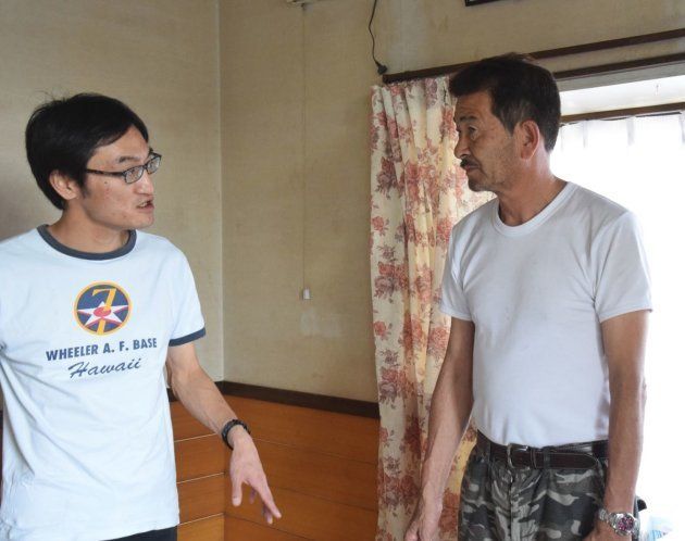 被災した知人の家を訪ねる吉川彰浩さん（左）＝2015年9月