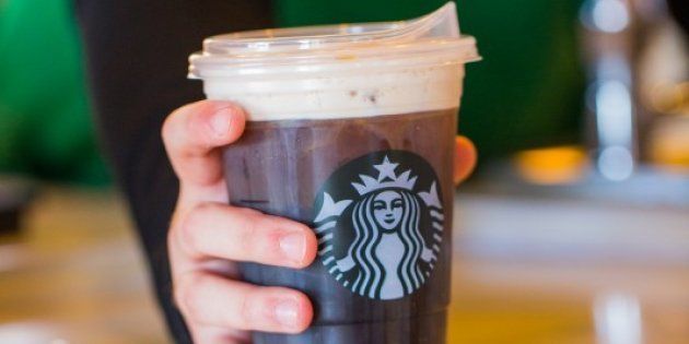 スタバが新しすぎるカップを発表 ストローを使わずに飲めるよ ハフポスト