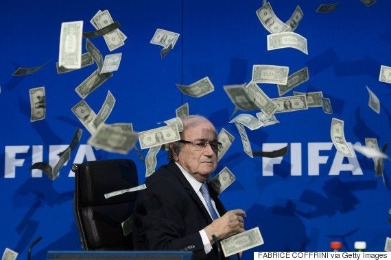 Fifaのブラッター会長に札束を投げつけた男 過去にも 動画 画像 ハフポスト