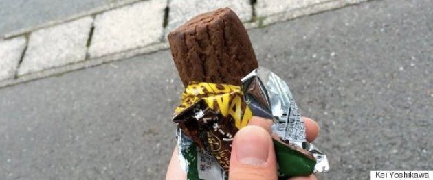 熊本地震のボランティアに参加した際、東京から持参したチョコレート味の携帯食。これ1本で164kcal。甘味も効いていて、気分転換にもなった。