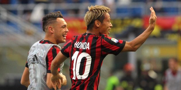 MILAN, ITALY - MAY 21: Keisuke Honda (R) of AC Milan celebrates his goal with his team-mate Lucas Ocampos (L) during the Serie A match between AC Milan and Bologna FC at Stadio Giuseppe Meazza on May 21, 2017 in Milan, Italy. (Photo by Marco Luzzani/Getty Images)