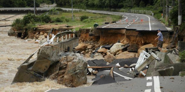 西日本豪雨／濁流に削られた道路（広島県東広島市内）