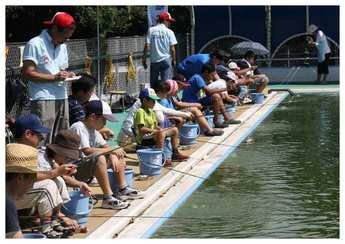 プールから転用された「柏ふれあい釣り堀」＝神奈川県海老名市