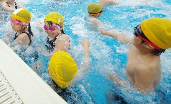 水泳の授業を楽しむ児童たち（イメージ写真）