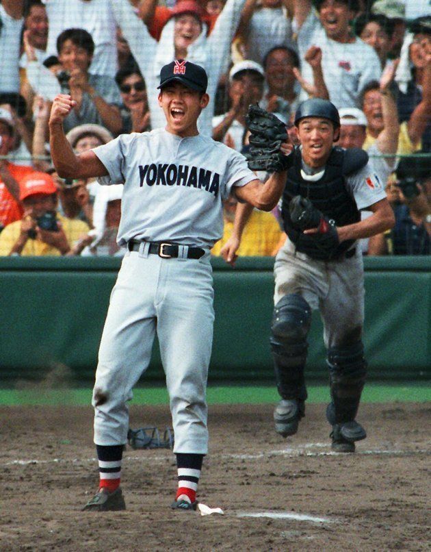ノーヒットノーランで優勝を決めガッツポーズする横浜の松坂大輔投手（左）＝1998年8月 
