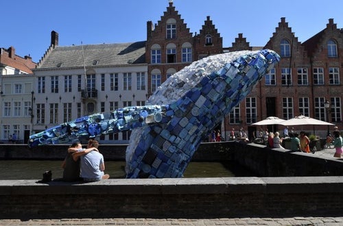 海を漂流するプラごみ製のクジラのオブジェ。その中に日本からのごみも