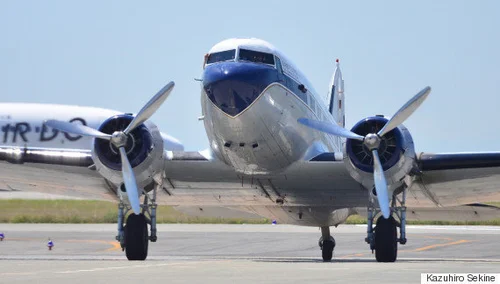 80年前の名機ダグラスDC-3が関西の空を飛ぶ | ハフポスト NEWS