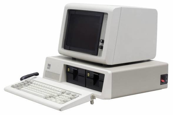 初代IBM PC 5150。幅20インチ、奥行き16インチの堂々とした本体。梨地の塗装、キーボードのカールコード、モニタの奥行も時代を感じさせる（Photo by Rama & Musée Bolo / CC BY-SA 2.0 FR）。