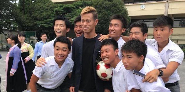 生徒らと記念撮影する本田圭佑