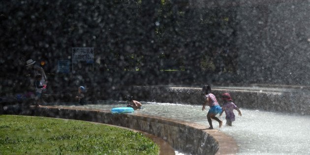 噴水で遊ぶ子どもたち