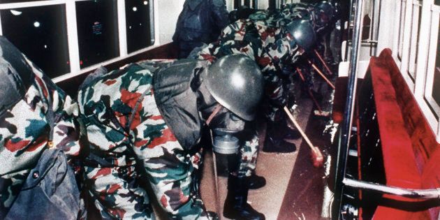 サリンがまかれた地下鉄車両を洗浄する陸上自衛隊員（東京都）撮影日：1995年03月20日