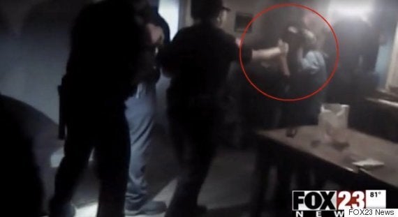 警官が84歳黒人女性に催涙スプレー使用 横暴な捜査に批判の声 動画 ハフポスト 警官が84歳黒人女性に催涙スプレー使用 横暴な捜査に批判の声 動画 ハフポスト