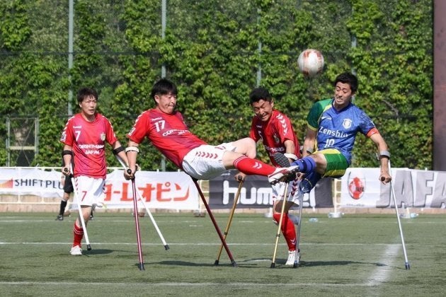 片足を失っても ボールを追いかける アンプティサッカー日本代表 クラッチを手にした勇者たちが世界に挑む ハフポスト 片足を失っても ボールを追いかける アンプティサッカー日本代表 クラッチを手にした勇者たちが世界に挑む ハフポスト