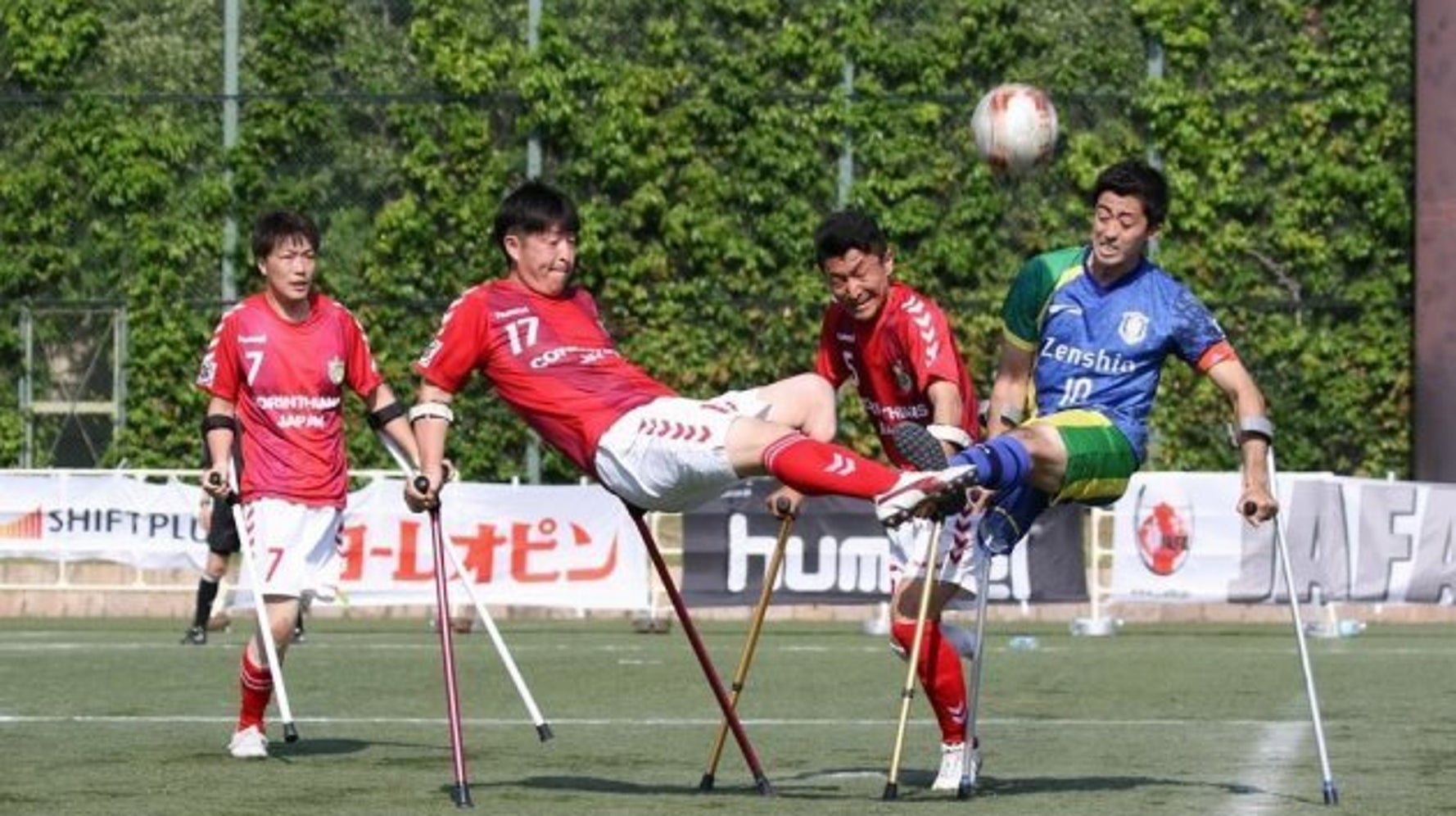 片足を失っても ボールを追いかける アンプティサッカー日本代表 クラッチを手にした勇者たちが世界に挑む ハフポスト 片足を失っても ボールを追いかける アンプティサッカー日本代表 クラッチを手にした勇者たちが世界に挑む ハフポスト