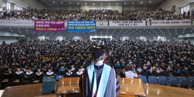 韓国の名門女子大 卒業式で 総長辞めろ の大合唱 背景に根強い学歴社会 ハフポスト