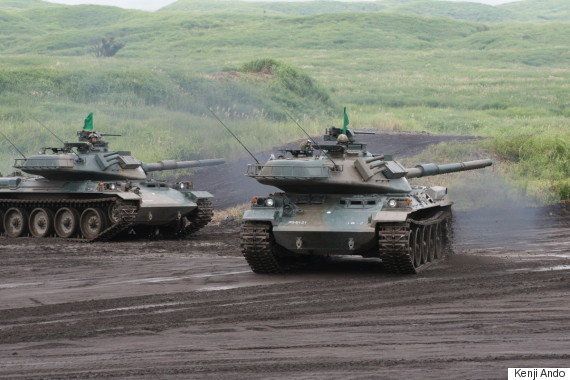 陸上自衛隊の演習で行進する74式戦車