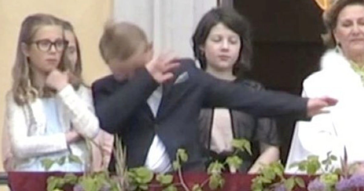 ノルウェーの王子 式典中にdabポーズ 王太子は晩餐会で髭を剃り落とす 動画 画像 ハフポスト ノルウェーの王子 式典中にdabポーズ 王太子は晩餐会で髭を剃り落とす 動画 画像 ハフポスト