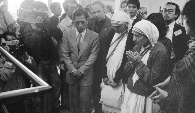 原爆で破壊されたマリア像の前で祈るマザー・テレサ（長崎国際文化会館内） 撮影日：1982年04月26日