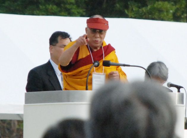 ノーベル平和賞サミットの閉会式で演説するチベット仏教最高指導者ダライ・ラマ１４世（広島市） 撮影日：2010年11月14日