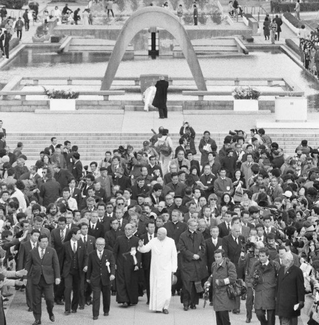平和記念公園の慰霊碑前で「平和アピール」を発表するローマ法王ヨハネ・パウロ2世（広島市） 撮影日：1981年02月25日