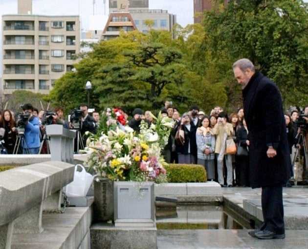 広島平和記念公園の原爆死没者慰霊碑に献花後、黙とうするキューバのフィデル・カストロ国家評議会議長（右）（広島市中区） 撮影日：2003年03月03日