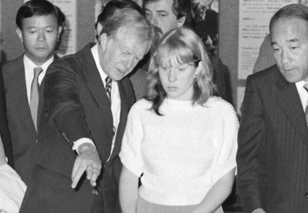 アメリカの大統領経験者として初めて広島を訪れたカーター前米大統領（中央左）（広島市の広島平和記念資料館） 撮影日：1984年05月25日