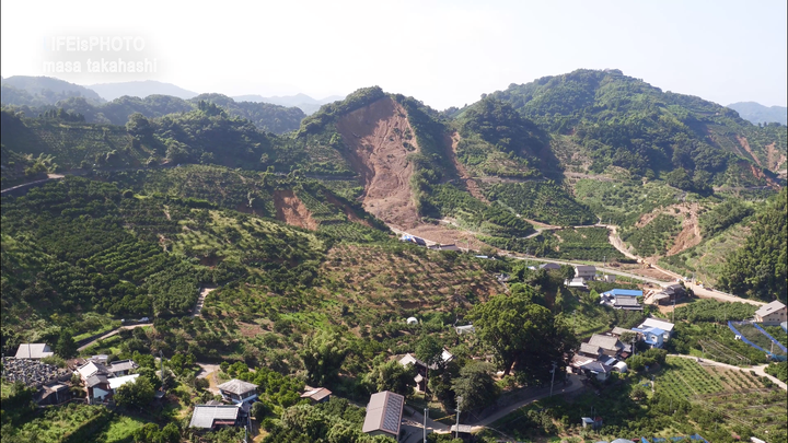 のどかな風景の真ん中に、大規模な土砂崩れの跡があった。