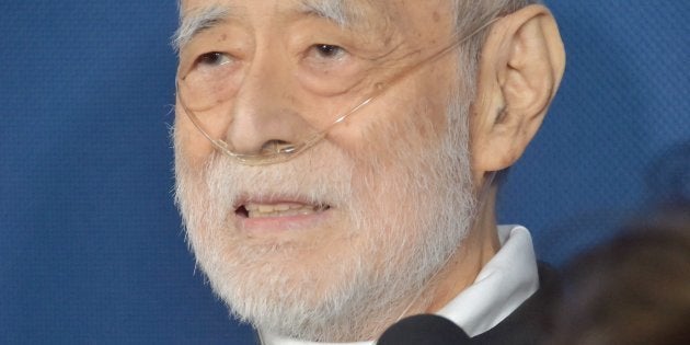 記者会見で質問に答える故朝丘雪路さんの夫で俳優の津川雅彦さん＝5月20日、東京都港区 