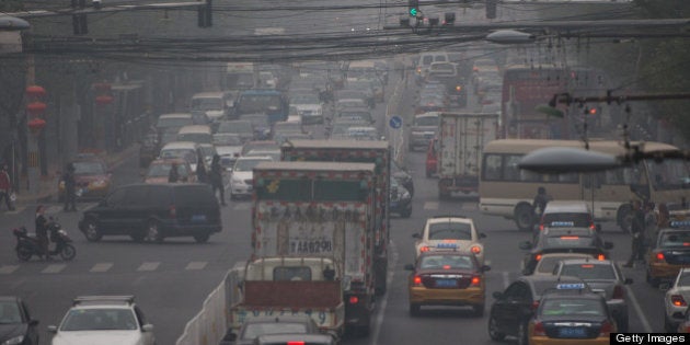 Traffic makes its way through heavy smog in Beijing on October 26, 2012. The US embassy's Beijing air-quality pollution monitor was recording a particulate matter (PM2.5) index of 343, or 'hazardous'. AFP PHOTO / Ed Jones (Photo credit should read Ed Jones/AFP/Getty Images)