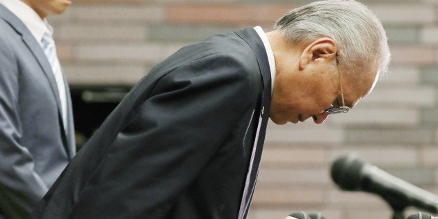 辞任を表明し、頭を下げる日本ボクシング連盟の山根明会長(手前)=8月8日、大阪市北区