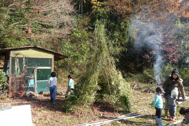 伐採した大量の竹の枝を1ヵ所に集めて、自分たちだけのお手製テントを完成