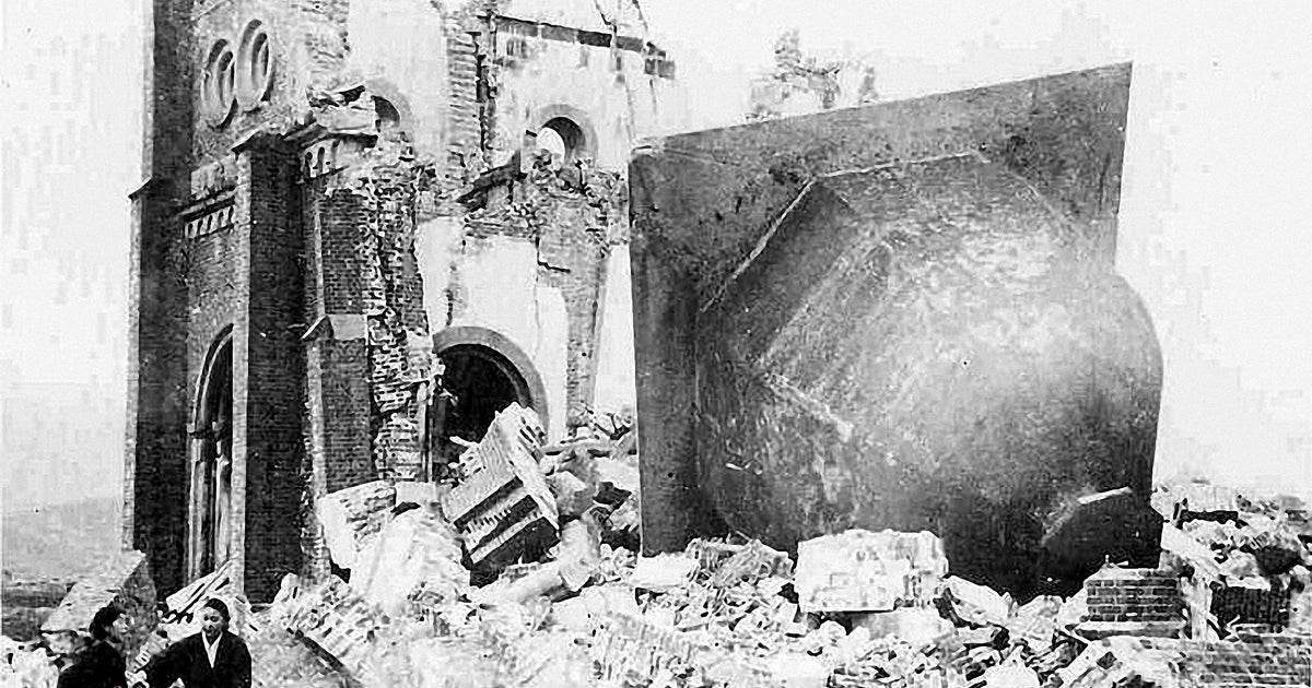 原爆投下後の浦上天守堂の石彫の残骸のオリジナルプリント